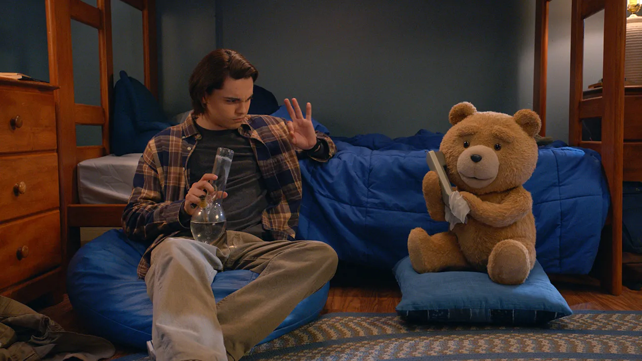 Il sedicenne John Bennett (Max Burkholder) con Ted (Seth MacFarlane)