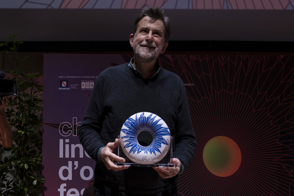 Nanni Moretti con il Premio Maestri del Cinema, realizzato dalla ceramista Little Freak aka Elisabetta D'Arienzo