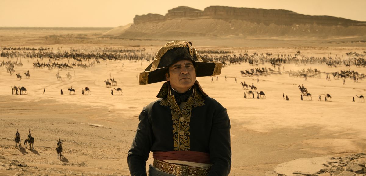 Joaquin Phoenix in una scena di Napoleon, di Ridley Scott