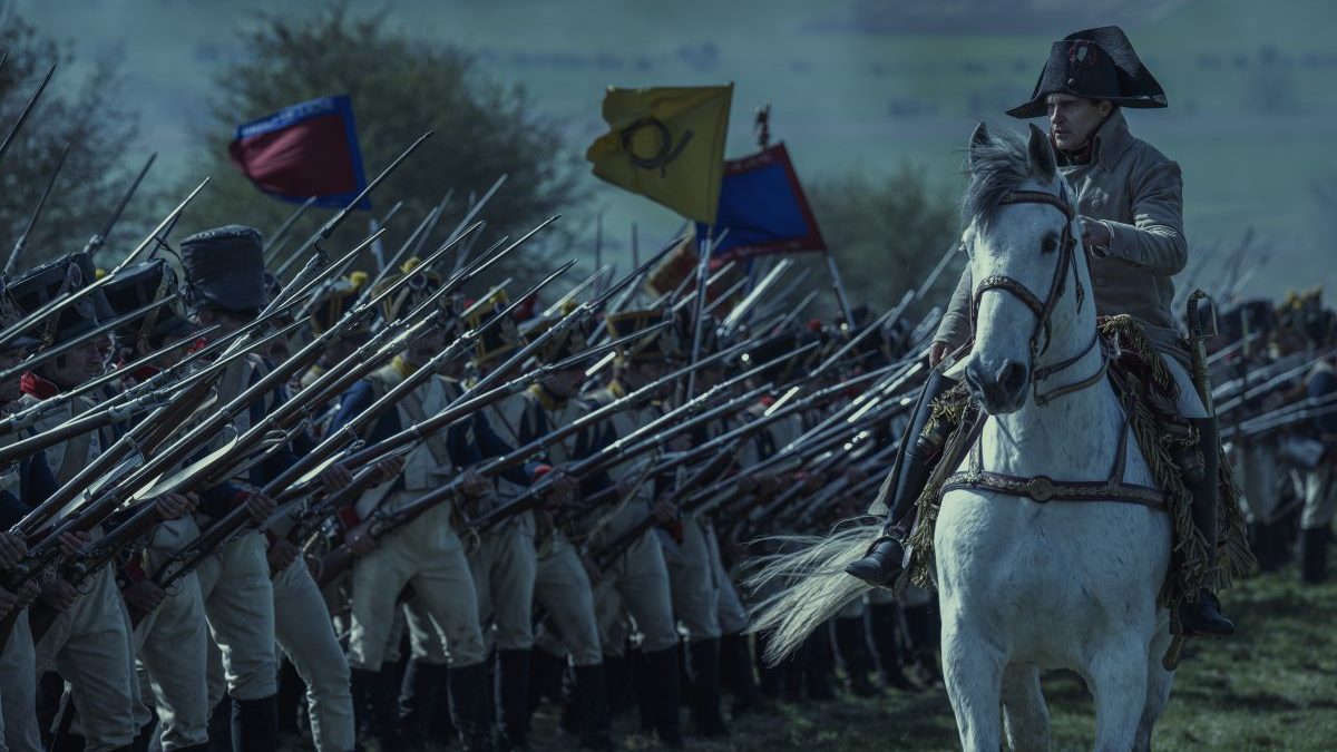 Joaquin Phoenix in una scena di Napoleon, di Ridley Scott