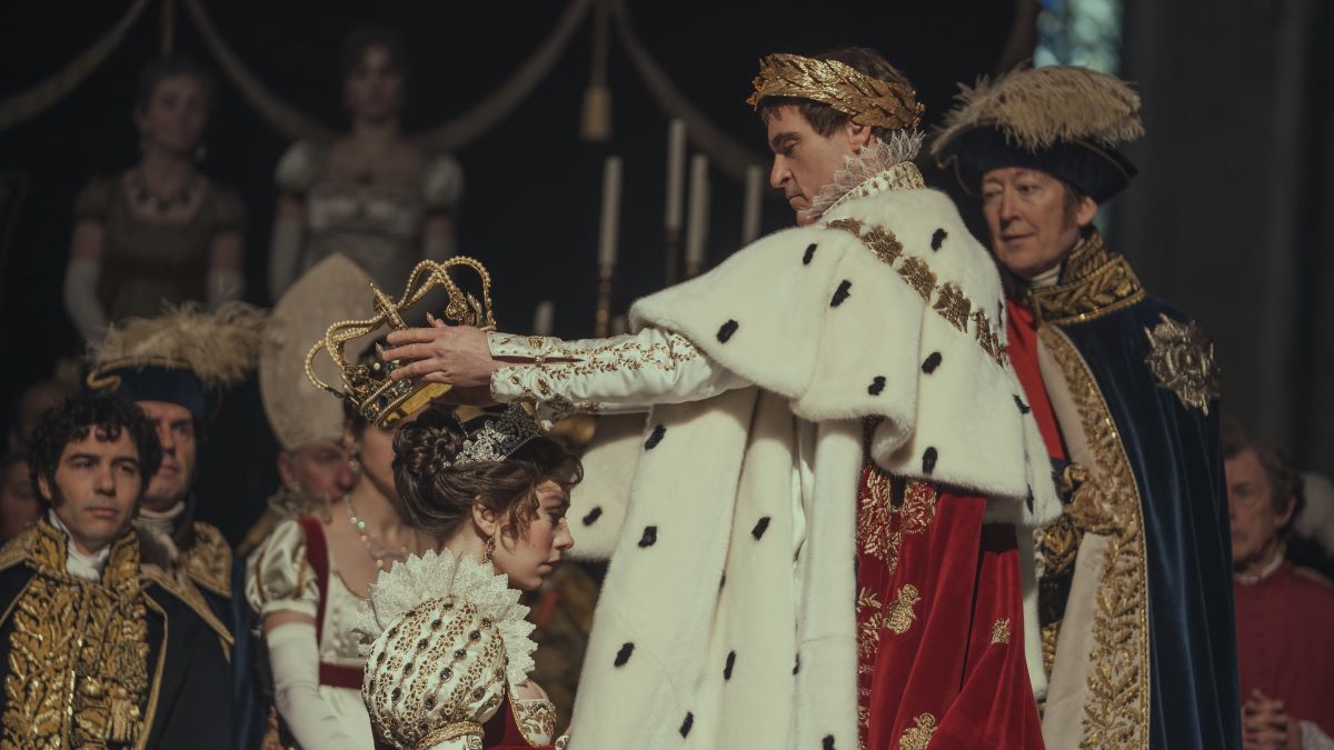 Vanessa Kirby e Joaquin Phoenix in una scena di Napoleon di Ridley Scott