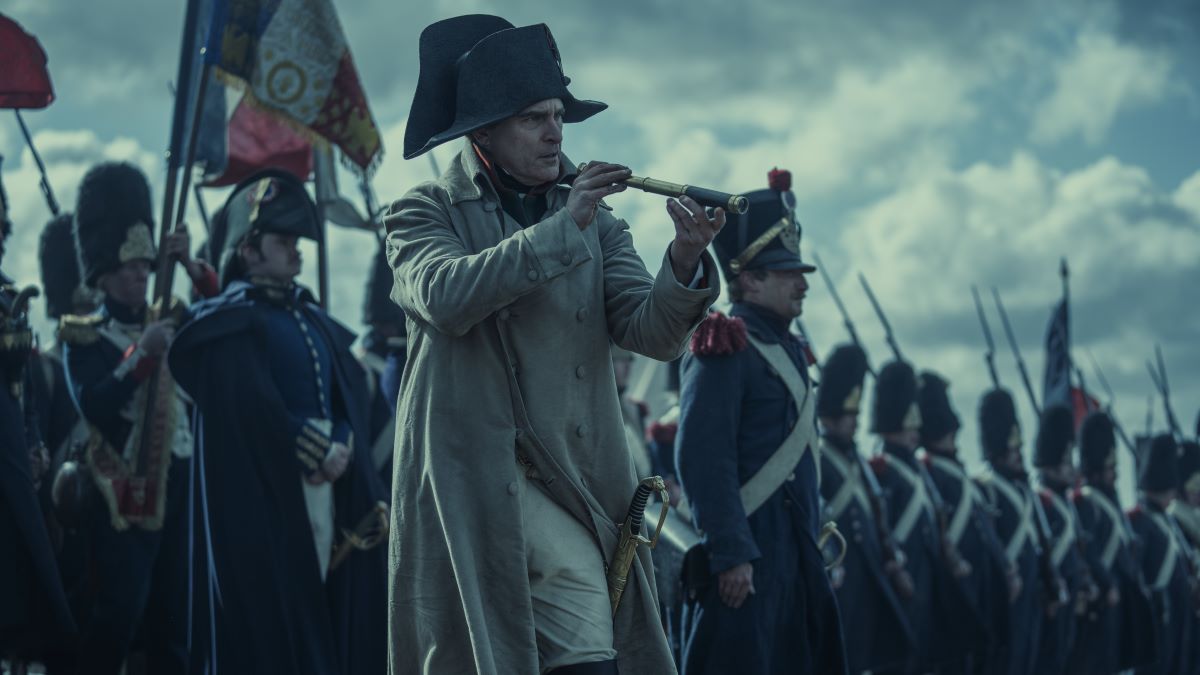 Joaquin Phoenix in una scena di Napoleon di Ridley Scott