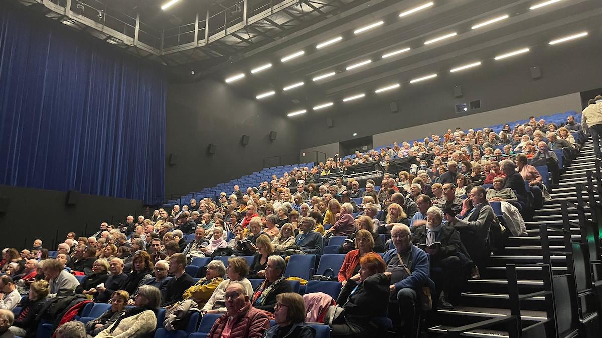 Il pubblico dell'anteprima mondiale di Zamora di Neri Marcoré a Villerupt. Un quarto d'ora prima la sala era già quasi piena
