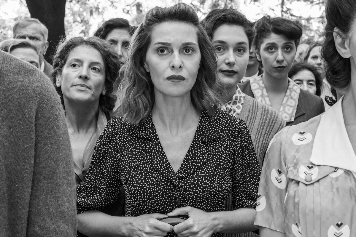 Paola Cortellesi, la regina del box office, in C'è ancora domani, di cui è regista e protagonista. Qui in fila, ma non per vedere il suo film