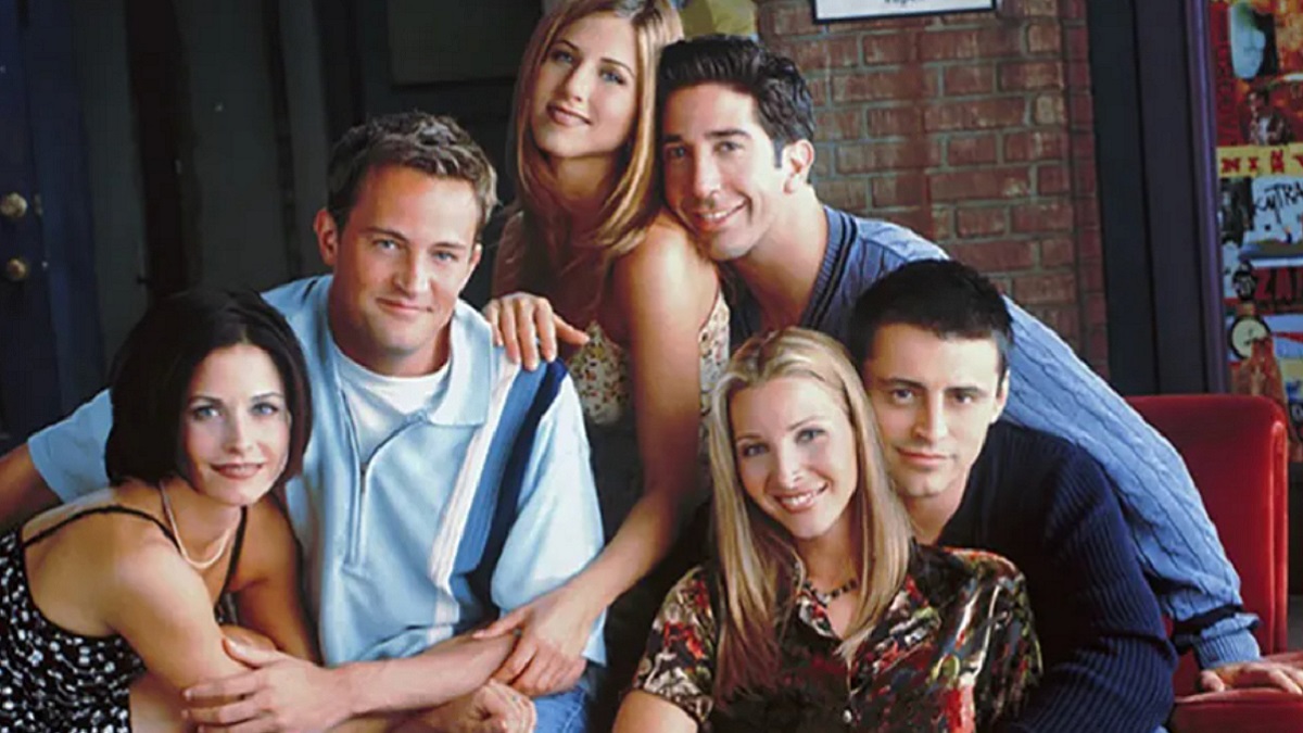 Friends è una delle serie più viste in streaming dopo la morte di Matthew Perry. In foto il cast di Friends, con Matthew Perry e David Schwimmer
