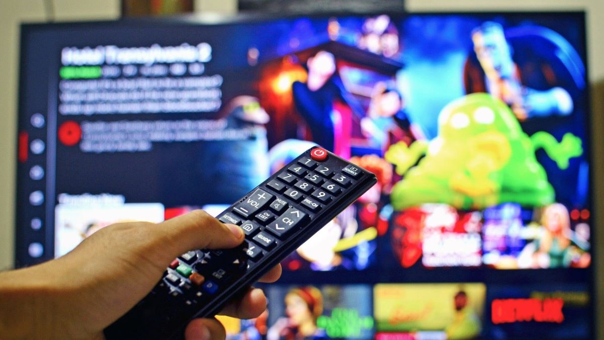 Lo dice l’Auditel: nelle nostre case ci sono più Smart TV che televisori tradizionali (e nel paese molti più schermi che italiani)