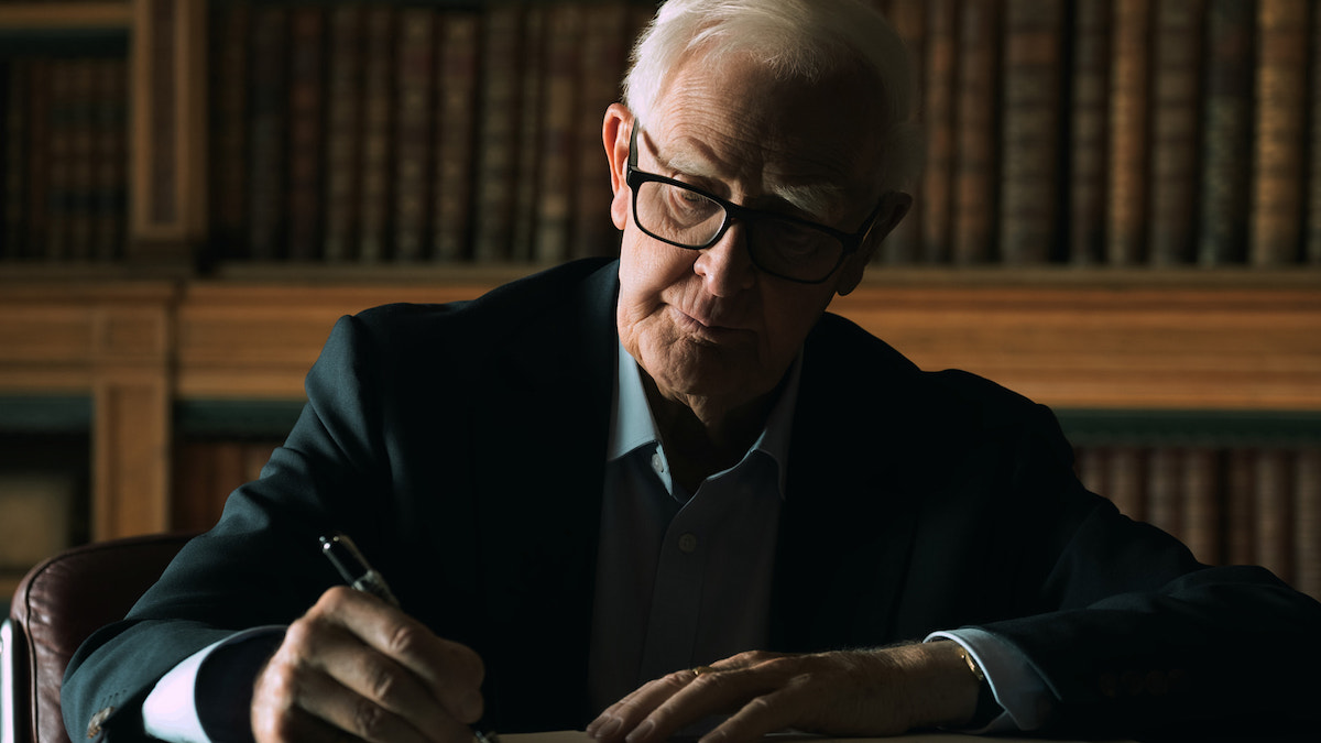 John Le Carré alla sua scrivania