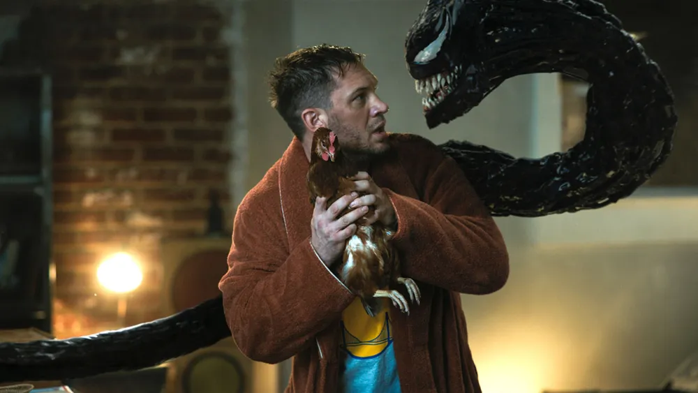 Tom Hardy in una scena Venom: Let There Be Carnage