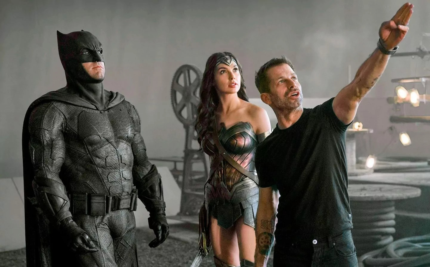 Zack Snyder con Ben Affleck e Gal Gadot sul set di Justice League