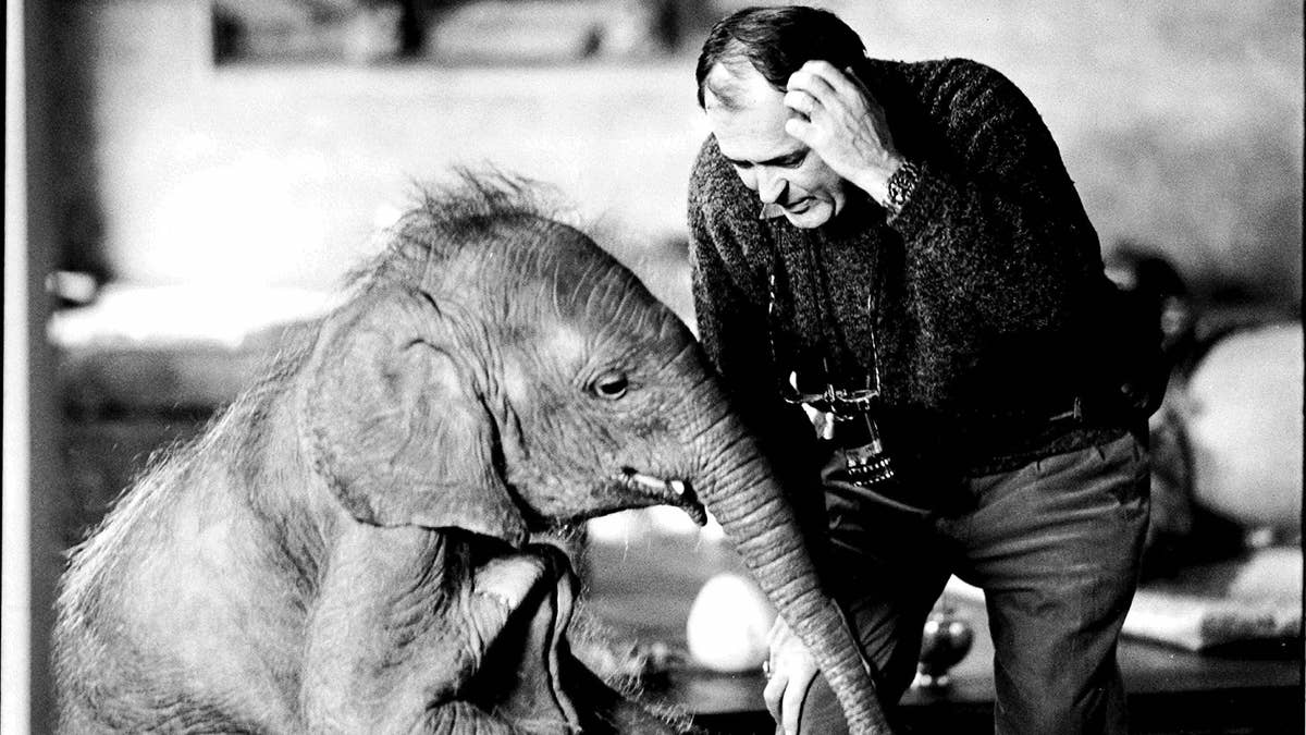 Bernardo Bertolucci sul set del Piccolo Buddha