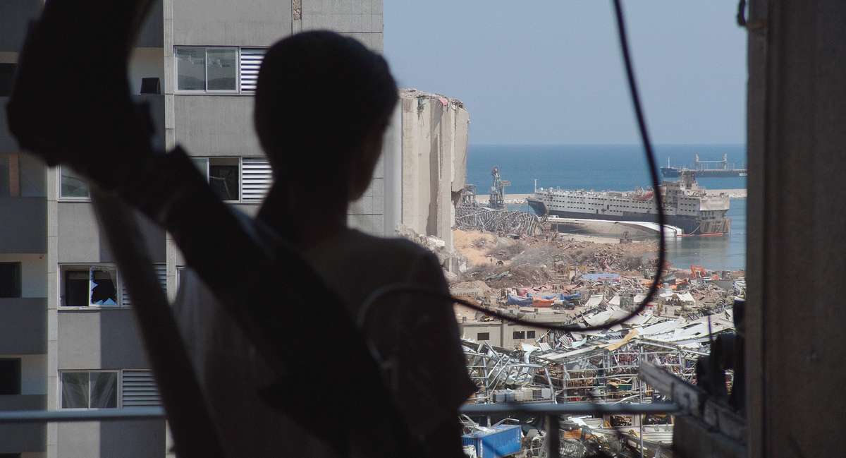 Una scena di Dancing on the Edge of a Volcano di Cyril Aris