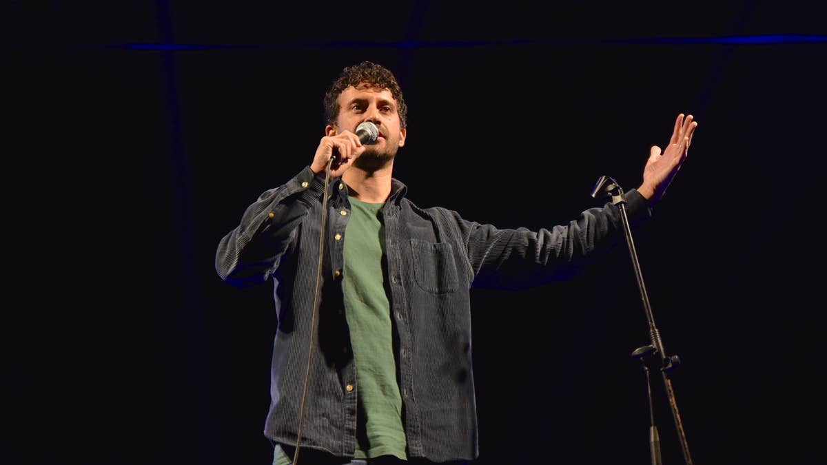 Edoardo Ferrario sul palco di uno dei suoi spettacoli