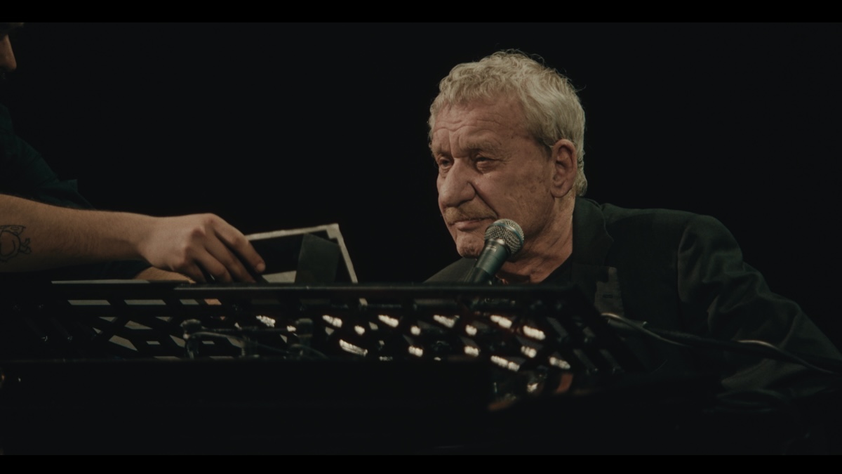 Paolo Conte in una scena del docufilm Il Maestro è nell'anima