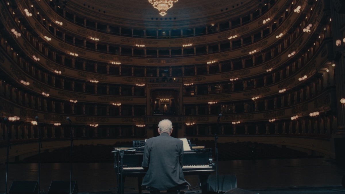 Paolo Conte in una scena del docufilm Il Maestro è nell'anima