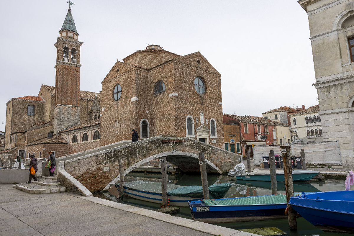 Chioggia, Canal Vena; la Basilica Minore di S. Giacomo Apostolo vista dalla Fondamenta Canal Vena, e il ponte dei Filippini – Foto di Andrea Gilardi