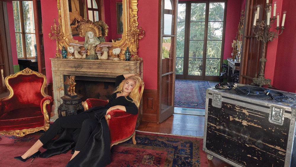 Adele al Dana Hollister’s Paramour Estate di Los Angeles. Styling di Jamie Mizrahi, Carolina Herrera, Andrea Wazen