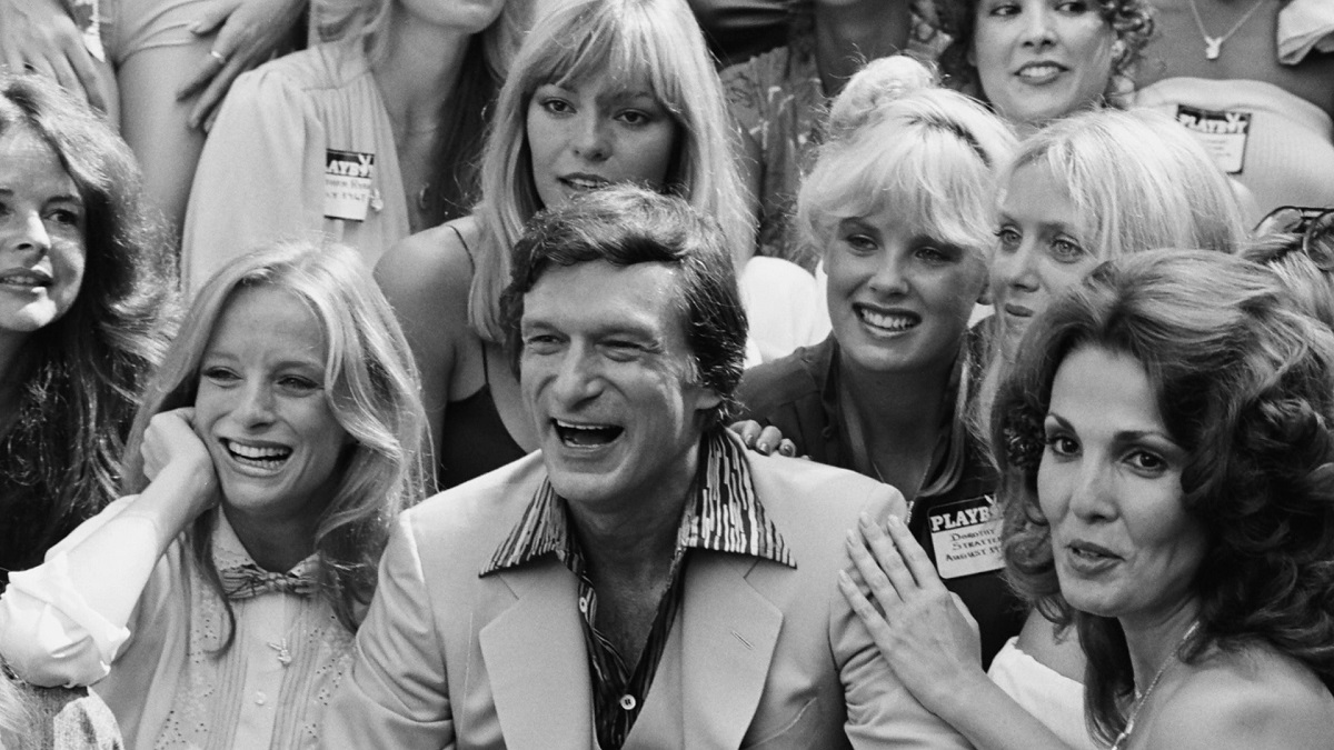 Hugh Hefner e le conigliette di Playboy