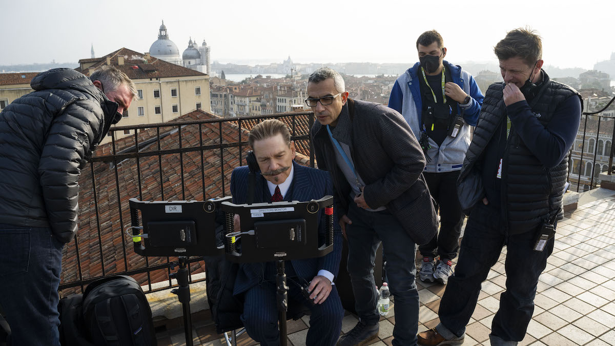 Kenneth Branagh e l'operatore Haris Zambarloukos sul set di Assassinio a Venezia