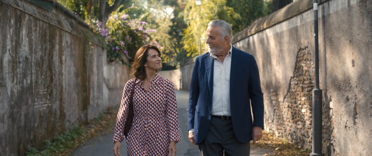 Teresa Saponangelo e Christian De Sica, Pietro ed Eleonora ne I limoni d'inverno, passeggiano nella più bella via di Roma