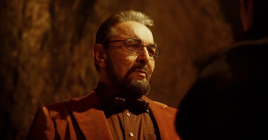 Kabir Bedi in una scena di The Broken Key