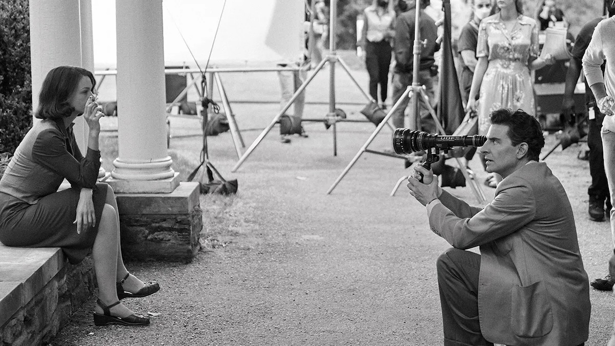 Carey Mulligan e Bradley Cooper sul set del film. Foto di Jason McDonald/Netflix