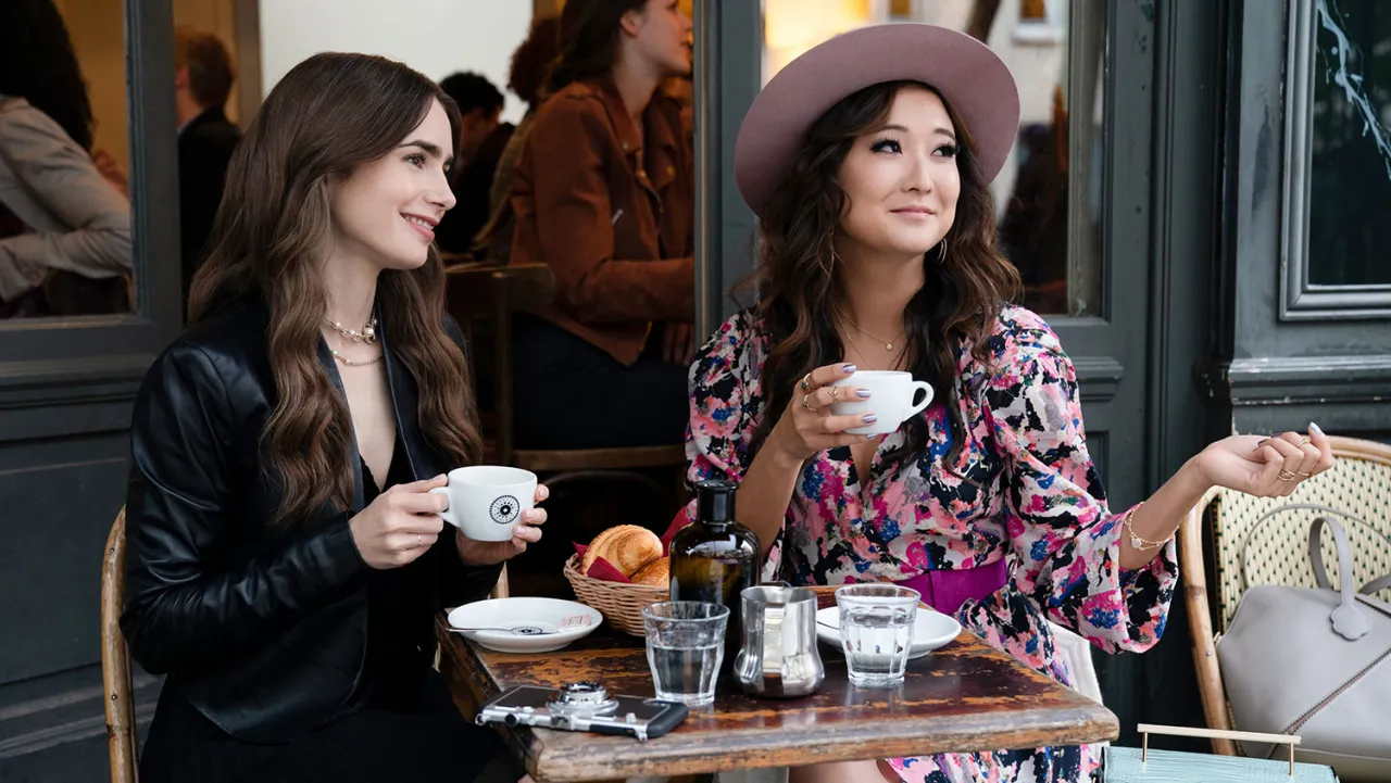 Lily Collins nei panni di Emily Cooper e Ashley Park nei panni di Mindy Chen in "Emily in Paris" di Netflix
