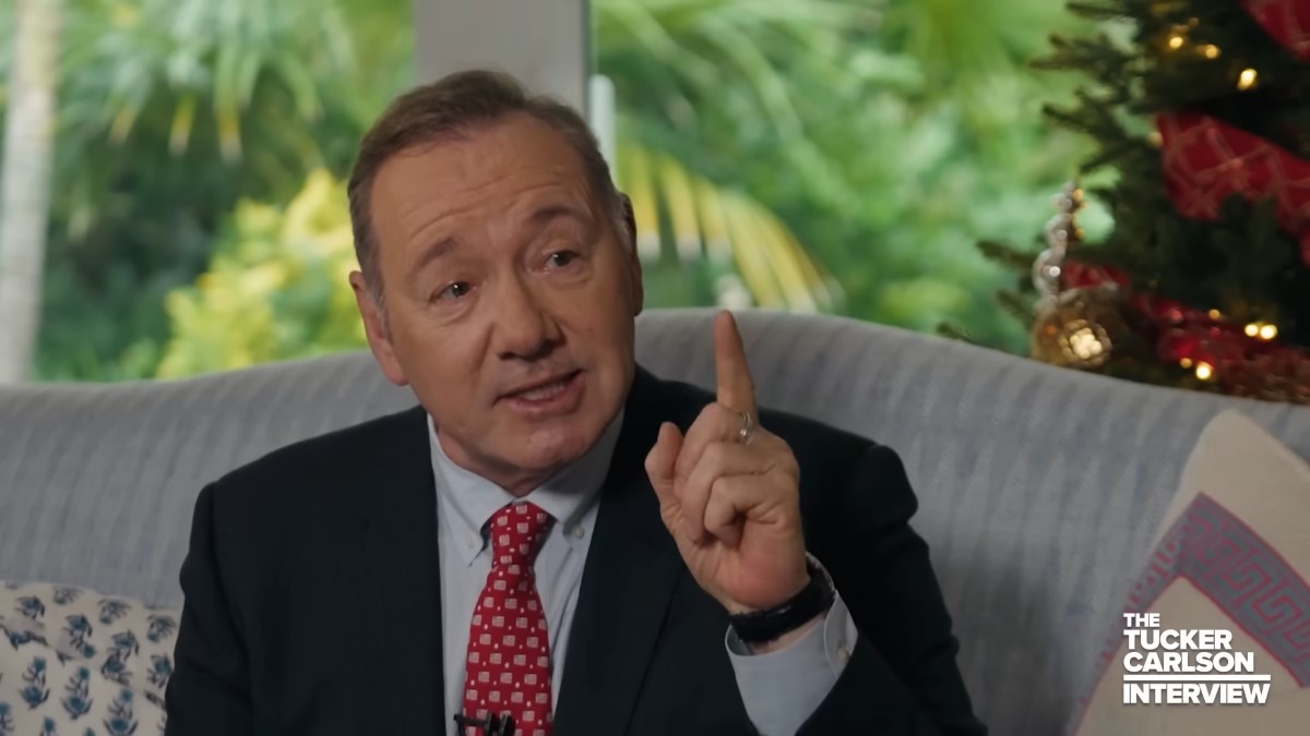 Kevin Spacey nei panni di Frank Underwood nel messaggio natalizio del 2023 con Tucker Carlson