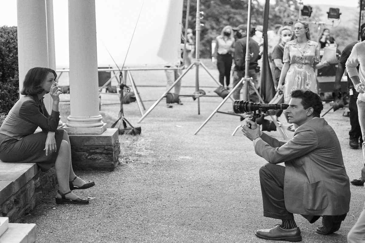 Bradley Cooper e Carey Mulligan (nella parte della moglie di Bernstein, Felicia Montealegre) sul set di Maestro, nella vera tenuta dei Bernstein, Fairfield nel Connecticut