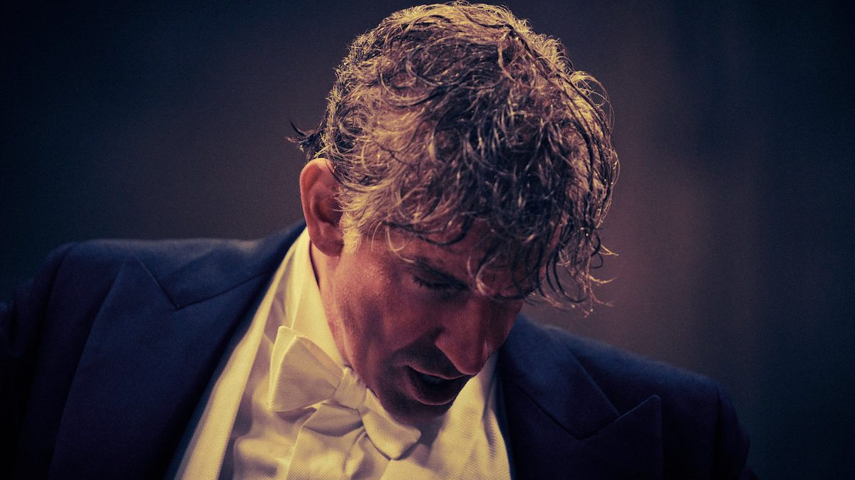 Bradley Cooper, direttore, comproduttore e protagonista di Maestro in una delle scene più potenti del film interpreta Leonard Bernstein mentre dirige un'orchestra