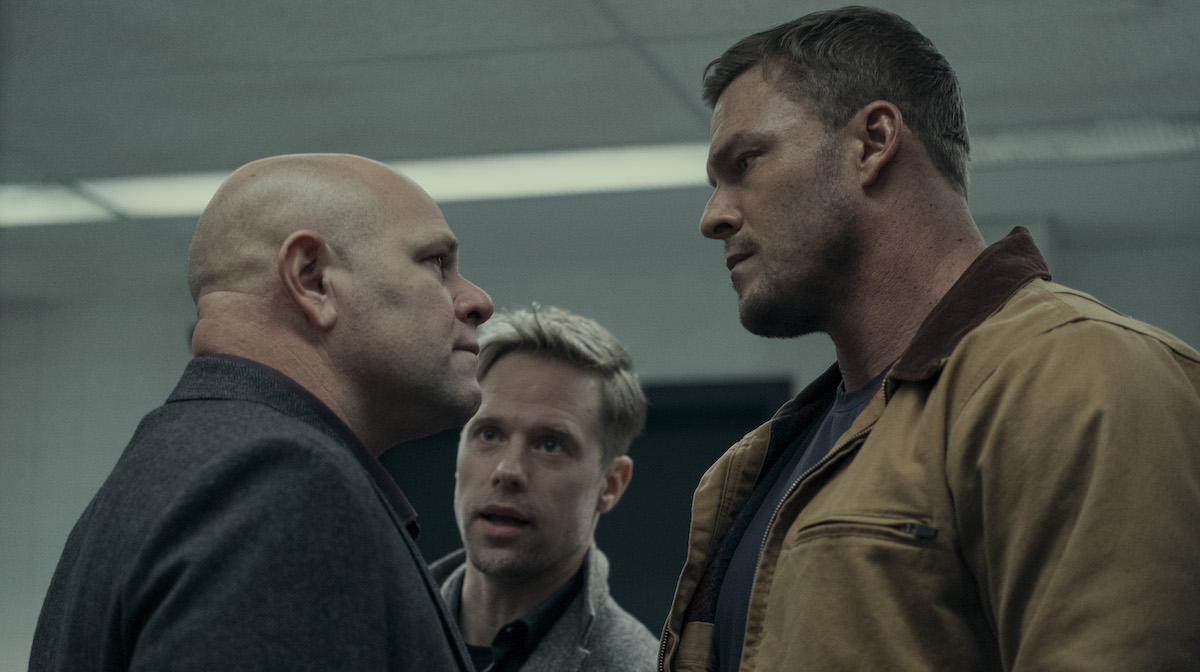 Alan Ritchson (a destra) in una scena di Reacher, seconda stagione