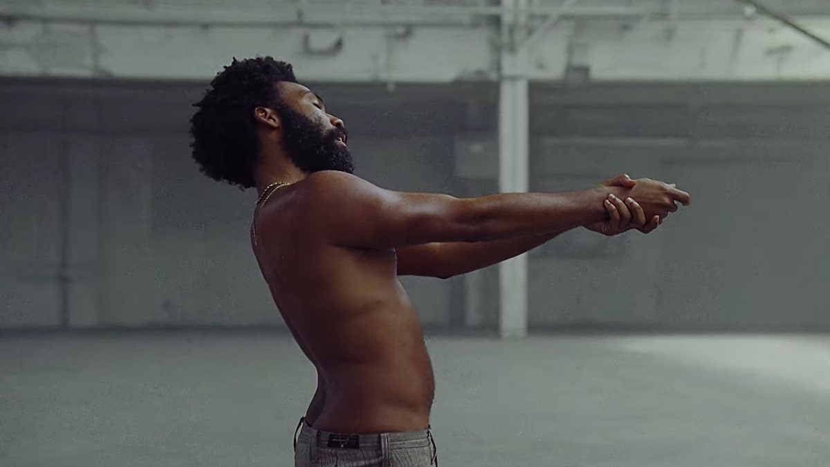 Donald Glover in una scena del videoclip di This is America (2018)