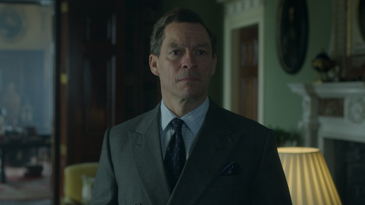 Dominic West in una scena di The Crown 6