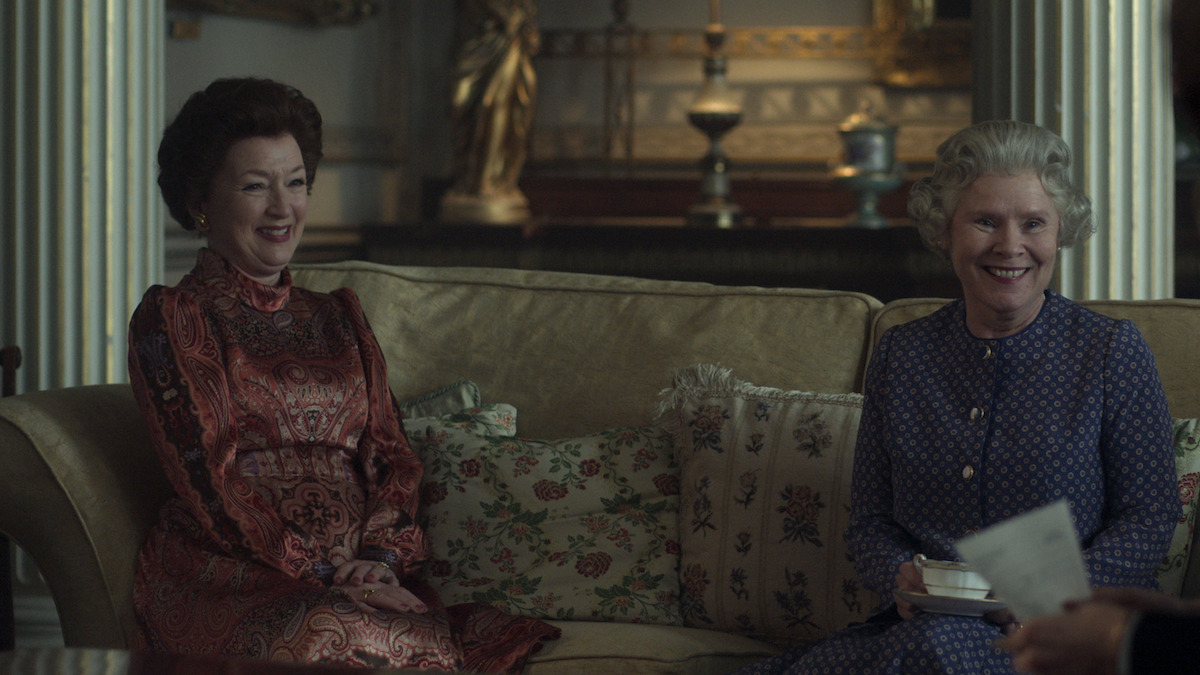 Imelda Staunton e Lesley Manville in una scena di The Crown