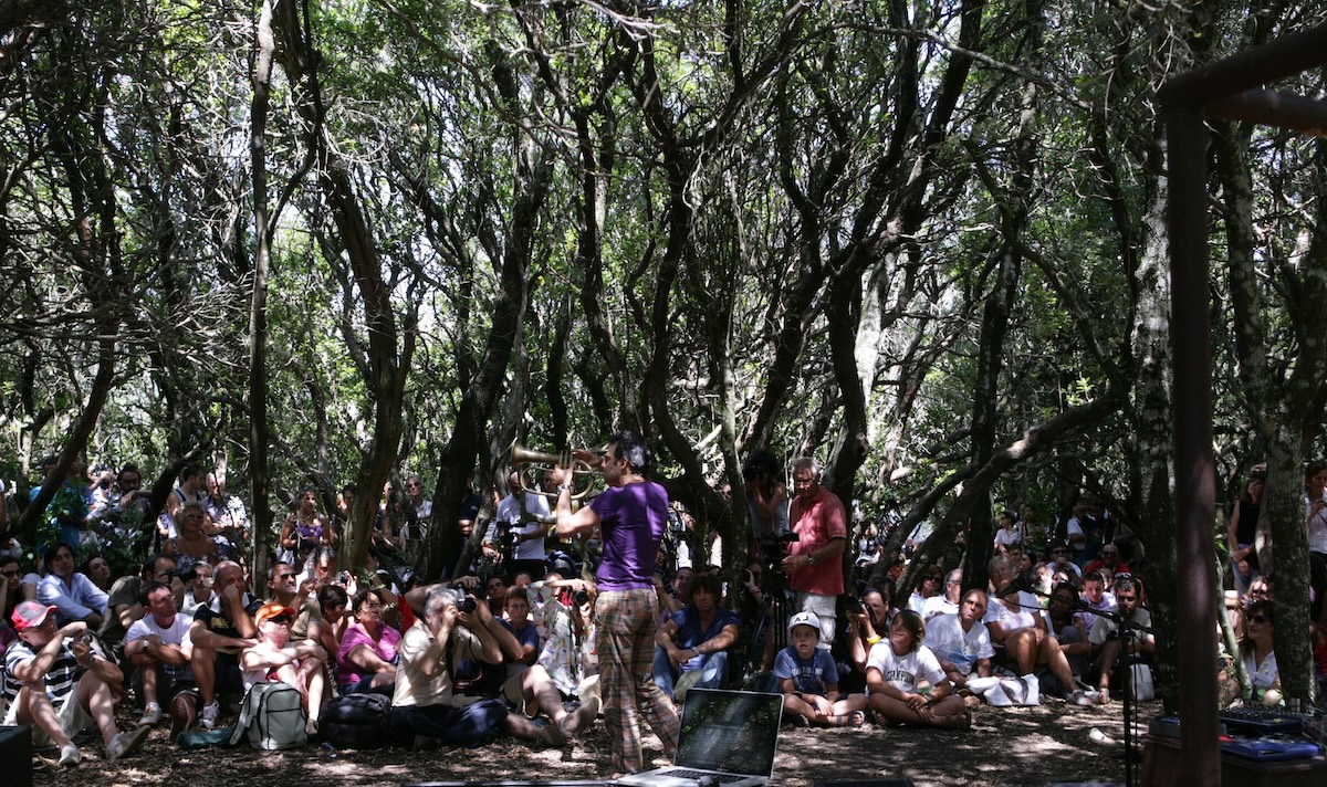 Paolo Fresu nella foresta del Limbara, bosco di Semida. Foto di Antonello Fresu