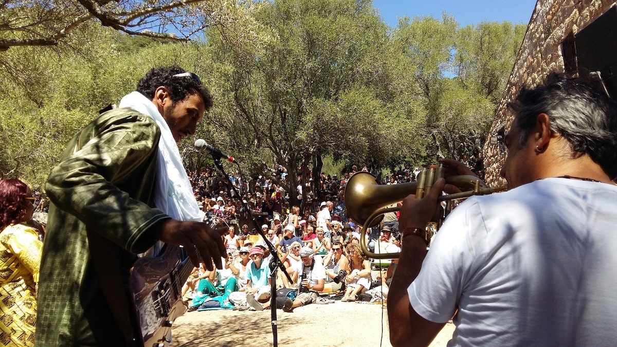 Paolo Fresu e Bombino alla chiesa campestre di Santa Caterina a Berchidda. Foto di Riccardo Sgualdini