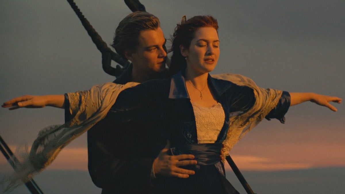 Leonardo DiCaprio e Kate Winslet in una scena di Titanic di James Cameron