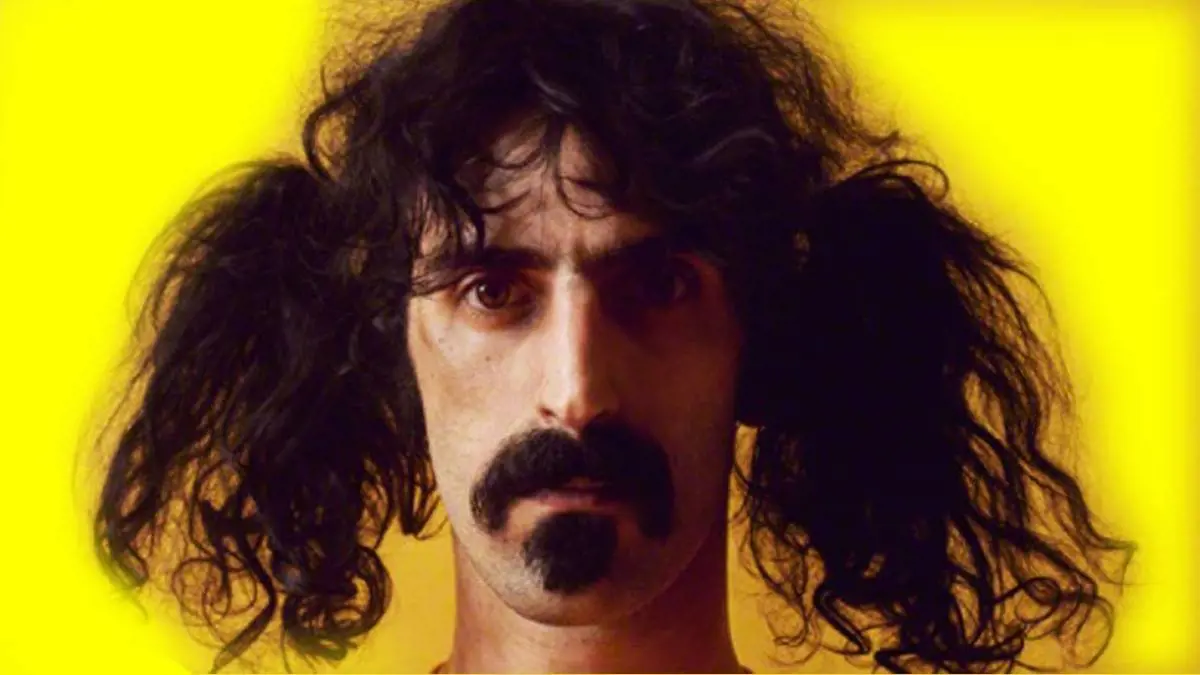 Quanto ci manca Frank Zappa: genio anarchico, rivoluzionario dei suoni, l’ultimo umano “assolutamente libero” del Novecento