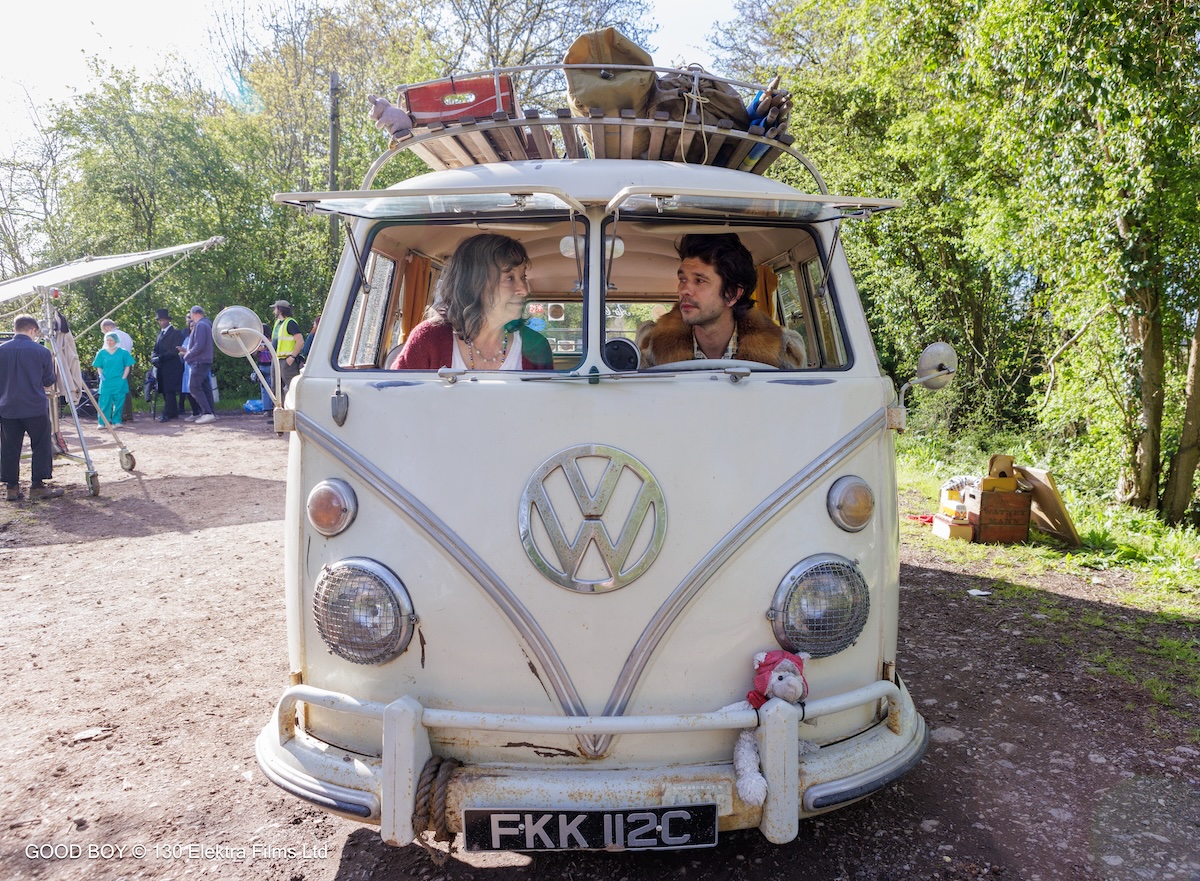 Marion Bailey e Ben Whishaw sul set di Good Boy. Photo Credit James Loxley