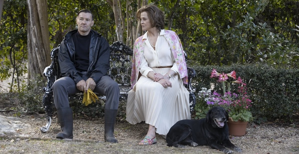 Joel Edgerton e Sigourney Weaver in una scena de Il maestro giardiniere