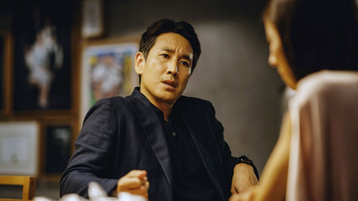 Lee Sun-kyun in una scena di Parasite