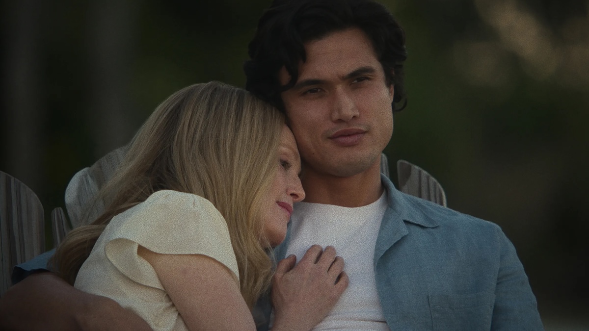 Charles Melton e Julianne Moore in una scena di May December