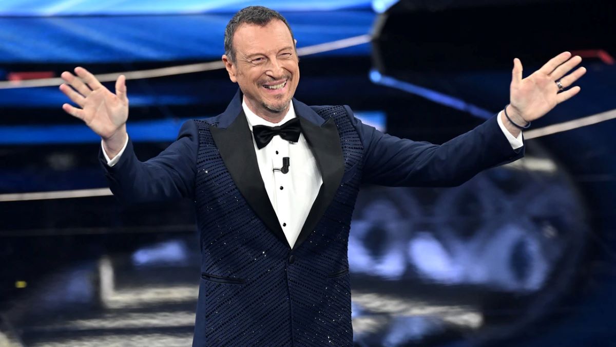 Amadeus sul palco dell'Ariston. Il direttore artistico si è detto favorevole ad accogliere la protesta dei trattori sul palco di Sanremo