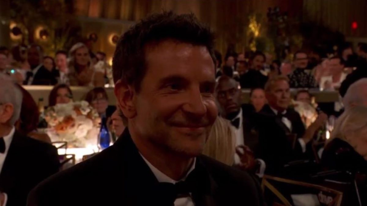 Bradley Cooper guarda Cillian Murphy mentre vince il Golden Globe