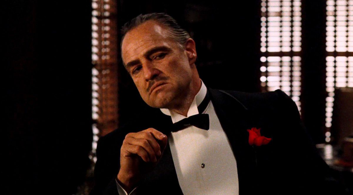 Marlon Brando nei panni di Don Vito Corleone ne Il Padrino di Francis Ford Coppola (1972)