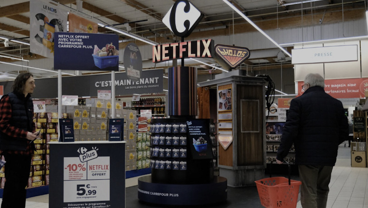Uno stand Netflix in un supermercato Carrefour in Francia: il futuro delle piattaforme?