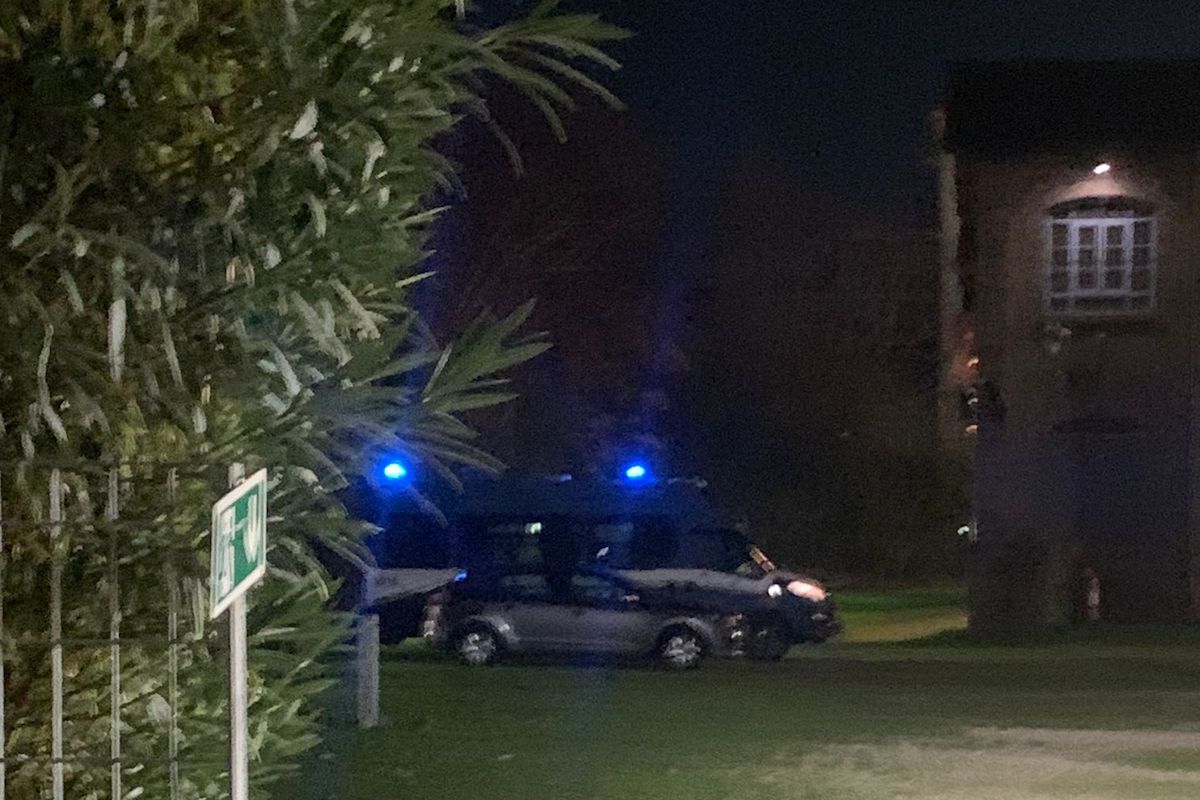 La celere in tenuta antisommossa davanti al Teatro India. La polizia ha identificato persino alcuni in possesso del biglietto per l'anteprima di Appuntamento a Londra