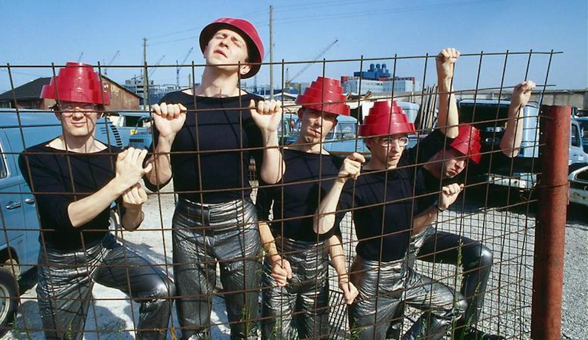 Devo circa 1980. Da sinistra: Mark Mothersbaugh, Gerald Casale, Bob Mothersbaugh, Alan Myers e Bob Casale