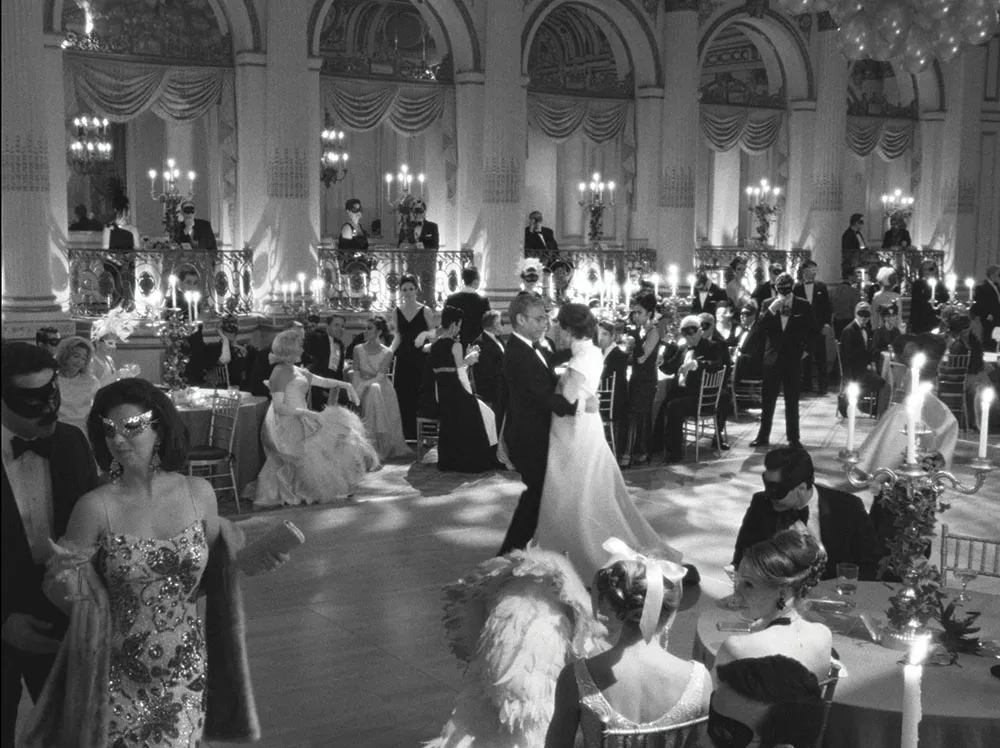 La serie ricrea il famoso ballo in bianco e nero di Truman Capote
