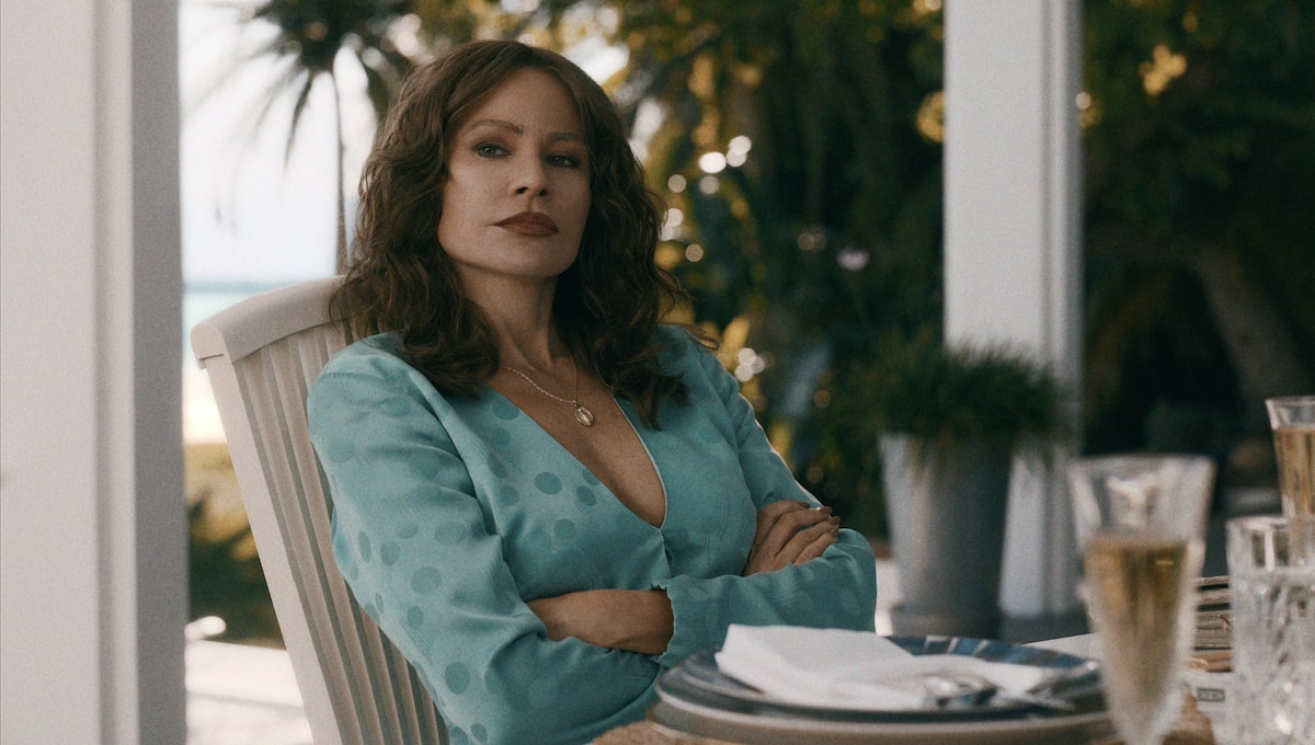 Sofia Vergara in una scena di Griselda (miniserie Netflix)