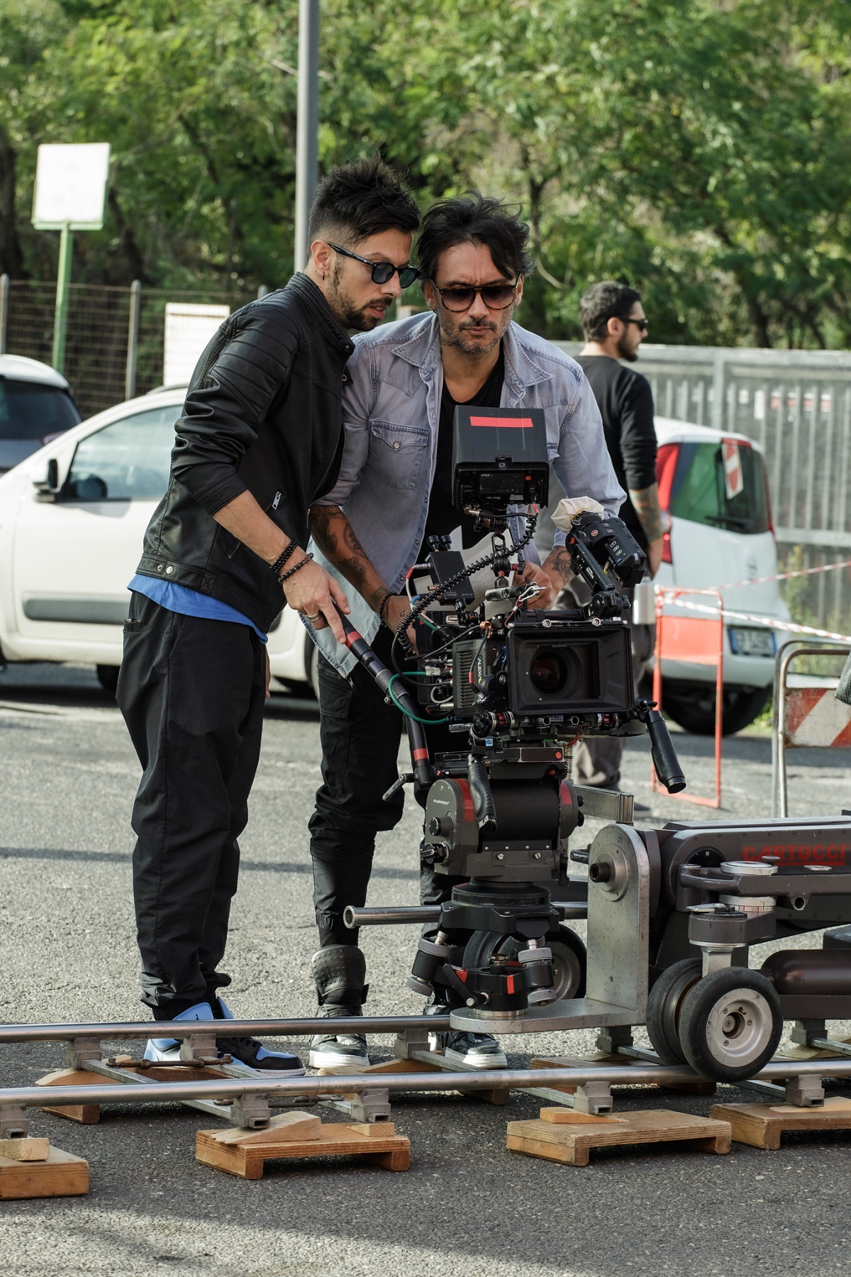 Fabrizio Moro e Alessio De Leonardis sul set di Martedì e venerdì